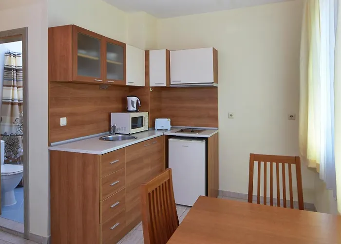 Pollo מלון דירות 3*