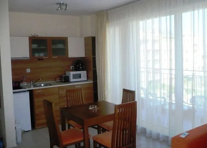 Pollo מלון דירות 3*