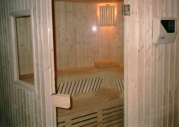 Pollo מלון דירות 3*